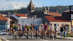 El pelotn de ciclistas, durante una de las vueltas del circuito a la villa de Noia.