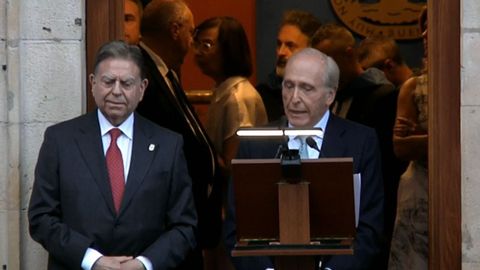 Luis Fern�ndez-Vega en un momento del preg�n junto a Alfredo Canteli.