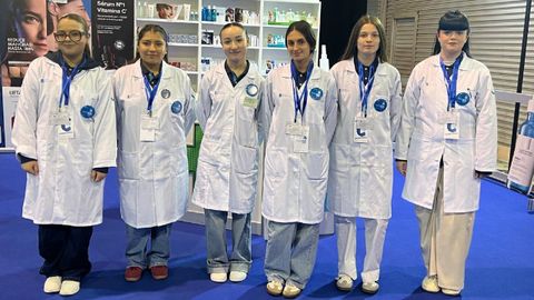 Leticia Niebla, cuarta comenzando por la izquierda, es alumna del CIFP Leixa y participa en la especialidad de Farmacia y Parafarmacia en la modalidad de demostraciones