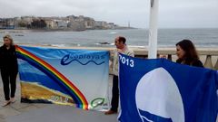 El concejal de Medio Ambiente, Enrique Salvador, con la bandera azul