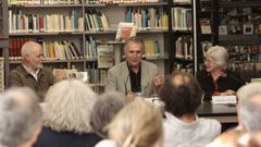 El historiador Lourenzo Fern�ndez Prieto, acompa�ado de Lois Blanco, presidente de La Voz de Galicia, y Ana Romero, presidenta del Instituto Cornide, este mi�rcoles en la Biblioteca de Estudos Locais