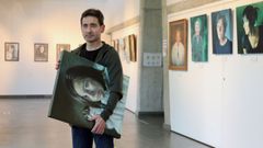Alberto Rodr�guez posa junto a las obras de su exposici�n en el auditorio de Rianxo