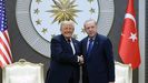 Trump y Erdogan se estrechan la mano durante la ceremonia de bienvenida en Ankara.
