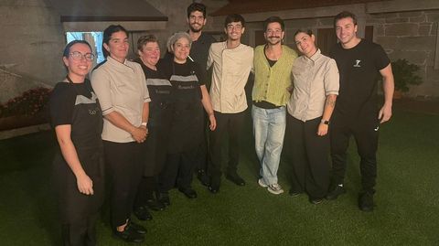 Camilo, con el personal del asador Rosendo de Sanxenxo.