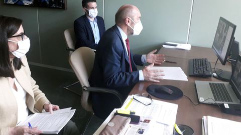 De izquierda a derecha, la viceconsejera Nieves Roque��, el consejero Juan Cofi�o, y el viceconsejero de Infraestructuras, Jorge Garc�a, en una reuni�n del pasado junio