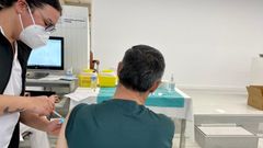 Vacunaci�n de guardias civiles en el Hospital Provincial de Pontevedra
