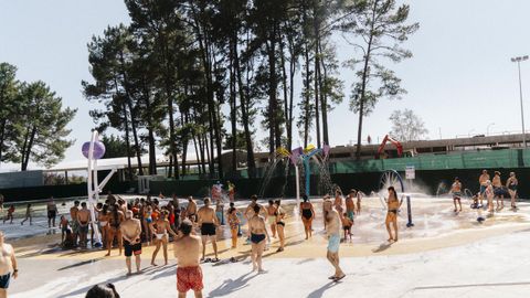 Primer día de apertura en las piscinas de Monterrei.