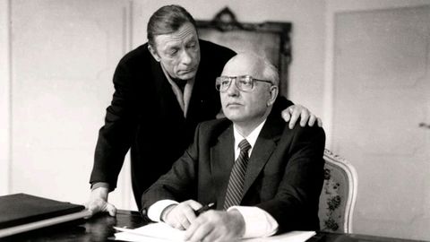 Mija�l Gorvachov y Otto Sander en una escena de ��Tan lejos, tan cerca!� (Wim Wenders, 1993).