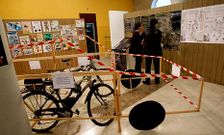 Uno de los montajes de la exposici�n compara el tama�o de coches y bicicletas.