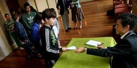 El triatleta firm� aut�grafos a los escolares presentes en el Jofre.