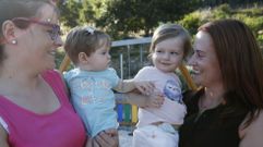 Dos madres hablan entre ellas con sus hijos en brazos