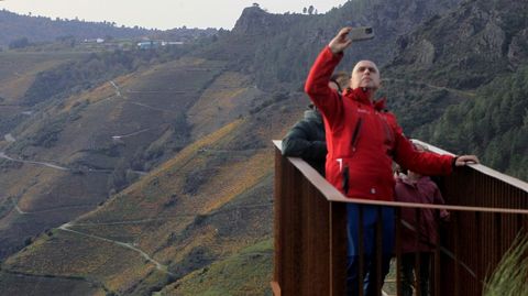 Unos turistas se hacen un selfi en uno de los miradores sobre el Sil