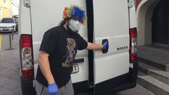 Carlos P�rez, junto a la plaza de Abastos, listo para empezar el reparto