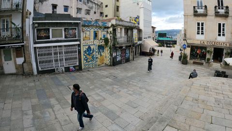 Frontal de la Colegiata. Las casitas marineras sern derribadas para adecentar la plaza de la baslica