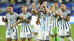 Messi celebra, junto a varios compa�eros de la selecci�n, la clasificaci�n de Argentina para cuartos