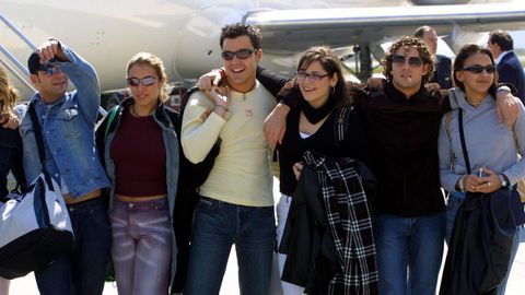 Algunos de los concursantes en su llegada al aeropuerto de A Coru�a para el concierto