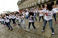 Alumnado del IES Rosal�a de Castro, en el baile final. 