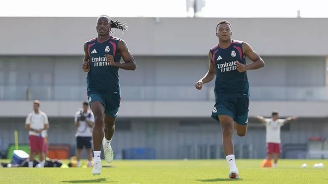 Diomande, junto a Mbapp�, en la sesi�n de entrenamiento del Real Madrid de este lunes.