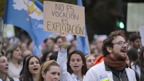 Varios cientos de m�dicos asturianos se manifiestan este jueves por el centro de Oviedo para protestar por la propuesta del Ministerio de Sanidad para reformar el estatuto marco que regula sus condiciones laborales. La marcha, convocada por la Plataforma M�dicos del Sespa, se ha celebrado coincidiendo con la tercera jornada de huelga en la sanidad, con un seguimiento del 50 por ciento en los hospitales y superior al 30 por ciento en atenci�n primaria en el Principado, seg�n cifras del sindicato Simpa