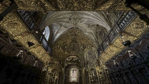 Catedral de Ourense. La capilla del Santo Cristo tiene una exuberante decoracin barroca. Antes de acceder a ella, a la derecha se puede ver el altar con la lmina de cobre de la Virgen del Ppulo.
