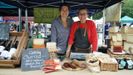 Irene Lorenzo y Teresa Holmes en el puesto de productos espa�oles en el mercado de Brockley