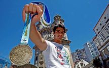 David Chapela muestra orgulloso su medalla de oro delante del santuario de la Peregrina.