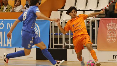 Charly controla la pelota durante el encuentro contra el Avanza Ja�n.