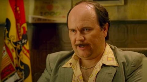 Santiago Segura interpreta a José Luis Torrente en la película «Torrente 2: Misión en Marbella». En la imagen, el personaje con una bandera preconstitucional
