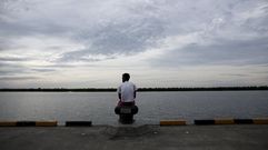 Un inmigrante indonesio mira al mar desde Malasia.