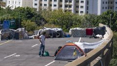 Dos personas sin hogar preparan su tienda de campa�a en la ciudad de Cape Town, durante el tercer d�a de confinamiento en Sud�frica