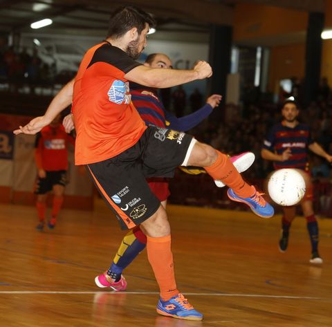 Chino intenta conectar una volea ante la presi�n de Wilde, el mejor del Bar�a ayer. 