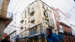 Edificio vallado ayer, tras sufrir el domingo por la noche un colapso en su estructura.