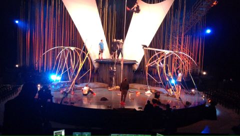 Artistas de �Varekai� ensayando el n�mero de los columpios rusos en Gij�n