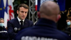Macron, durante un encuentro con agentes de la Gendarmera.