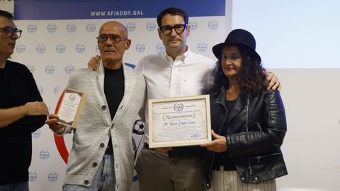 Roberto Gonz&aacute;lez hizo entrega de los reconocimientos a Paco Mu&ntilde;oz y Reyes L&oacute;pez, durante el homenaje de Afiador a los utilleros