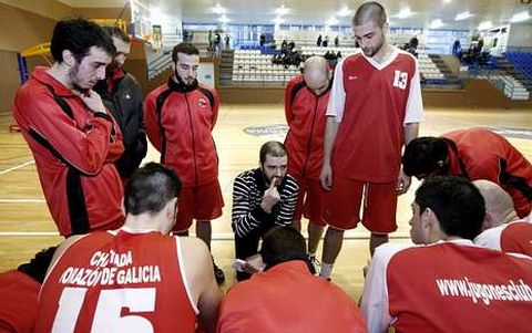 Alberto G�mez da instrucciones a sus jugadores en un tiempo muerto en un partido.