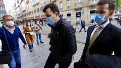 El acusado, en el centro de la imagen, accediendo a la Audiencia de Pontevedra en el 2021