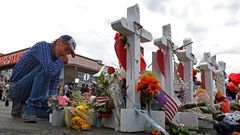 Cruces de madera ante el centro comercial de El Paso en homenaje a todas las v�ctimas
