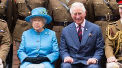 la recin fallecida reina Isabel II junto a su hijo Carlos, prncipe de Gales y principal heredero al trono de Reino Unido.