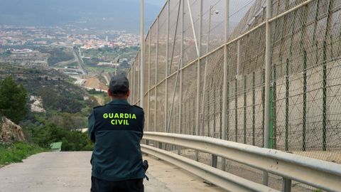 Imagen de archivo de un Guardia Civil en la valla de Ceuta.