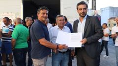 Francisco Mart�nez entrega la solicitud a Diego Calvo en presencia de Manuel Ruiz