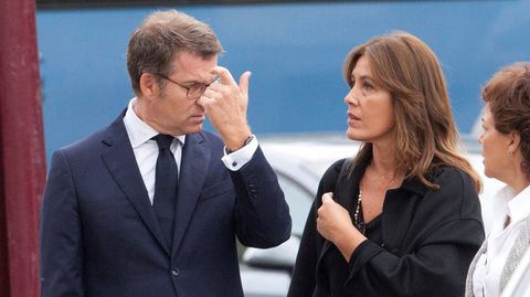 Alberto N��ez Feijoo y su pareja, Eva C�rdenas, a la salida del tanatorio donde se instal� la capilla ardiente del padre de Rajoy