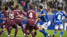 Dani Calvo, con Costas al fondo, intenta rematar durante el Oviedo-Real B