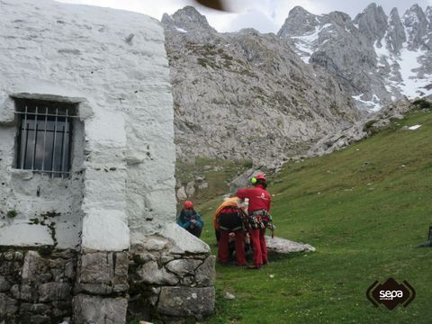 Personal del Grupo de Rescate del SEPA atiende al monta�ero que se clav� un piolet durante una ruta en Picos de Europa.Personal del Grupo de Rescate del SEPA atiende al monta�ero que se clav� un piolet durante una ruta en Picos de Europa
