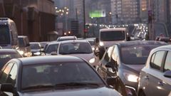 Atasco en la avenida del Ej�rcito y la avenida de A Pasaxe por obras del carril bici en Linares Rivas