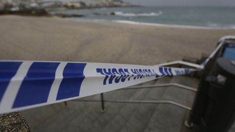 La playa del Orzn, en A Corua, cerrada por el temporal que afecta a la comunidad gallega