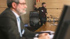 Wenceslao Gonz�lez (director de las Jornadas) y Nick Anstead (London School of Economics) durante la ponencia de este �ltimo, que llev� por t�tulo �Comprender las noticias falsas como una crisis de autoridad informativa�
