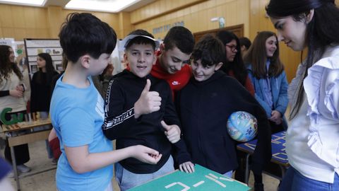 Alumnos visitando la exposicin de los trabajos de sus compaeros