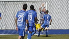 Diego Garc&iacute;a atrapa un bal&oacute;n en O Couto, protegido por V&iacute;ctor Algis&iacute;