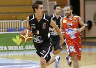 Chapela sube el bal�n en un derbi disputado ante el B�squet Coru�a en el Pazo. 